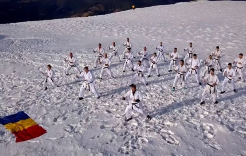 Cum se antrenează sportivii Federației Române de Karate Tradițional, la 2.000 de metri altitudine. Imagini uluitoare din timpul pregătirii / VIDEO