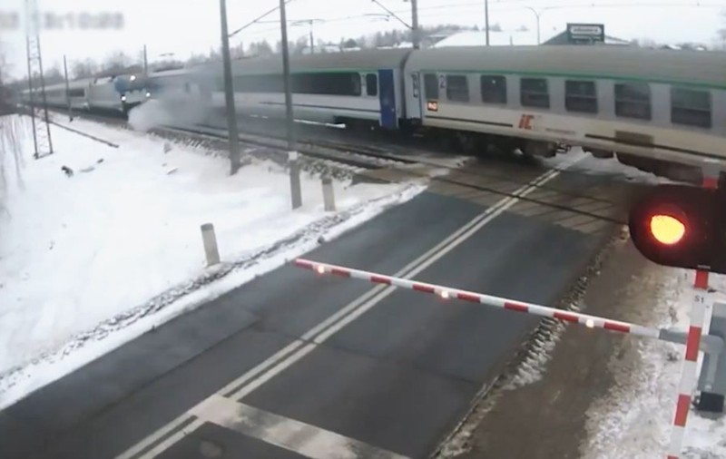 Un Ford Focus a fost lovit de două trenuri simultan și distrus complet după ce a rămas blocat pe calea ferată, în Polonia