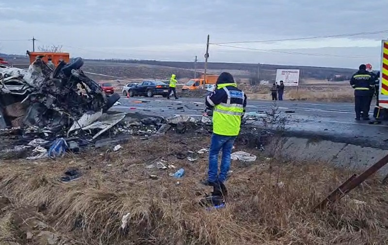 Șapte persoane au murit, azi-dimineață, într-un accident în Iași. O ambulanță care transporta o femeie gravidă, implicată