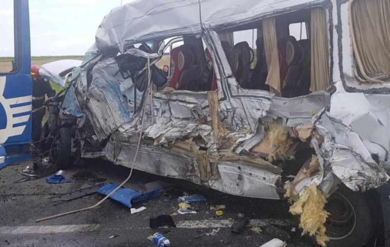 Accident cu un mort și 19 răniți pe DN 65, la Priseaca. O gravidă este printre răniți. Planul roşu de intervenţie, activat de autoritățile din Olt / FOTO&VIDEO