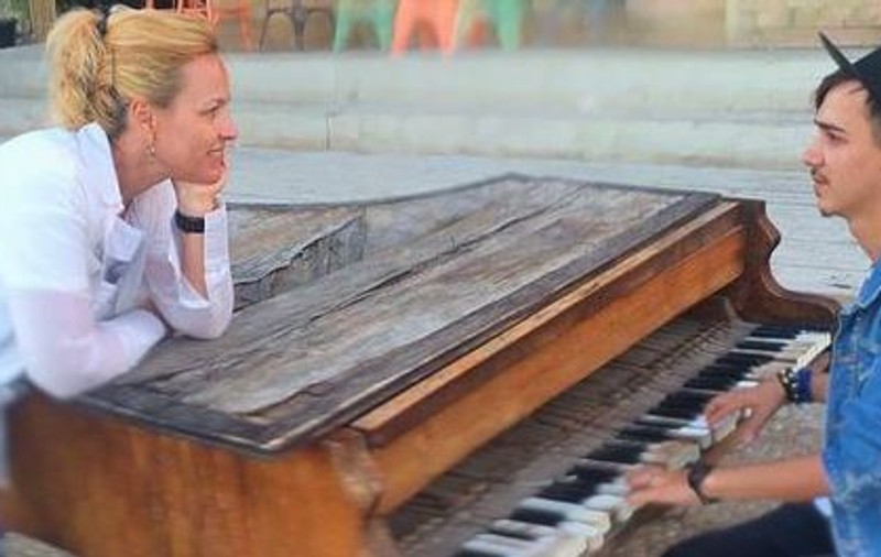 Fiul lui Carmen Dan ar fi fost agresat într-o discotecă din Teleorman. A vrut să schimbe muzica, dar a fost bătut. Martor: „L-a «compostat» direct”