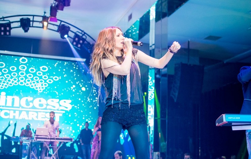 Adela Popescu, SURPRIZĂ DE PROPORŢII, în timpul unui concert, în Regie! UITE CE A FĂCUT UN ADMIRATOR | FOTO