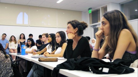 Studenții, înainte să plece pe teren în Grecia | Imagine din documentarul „Vieți, nu note”