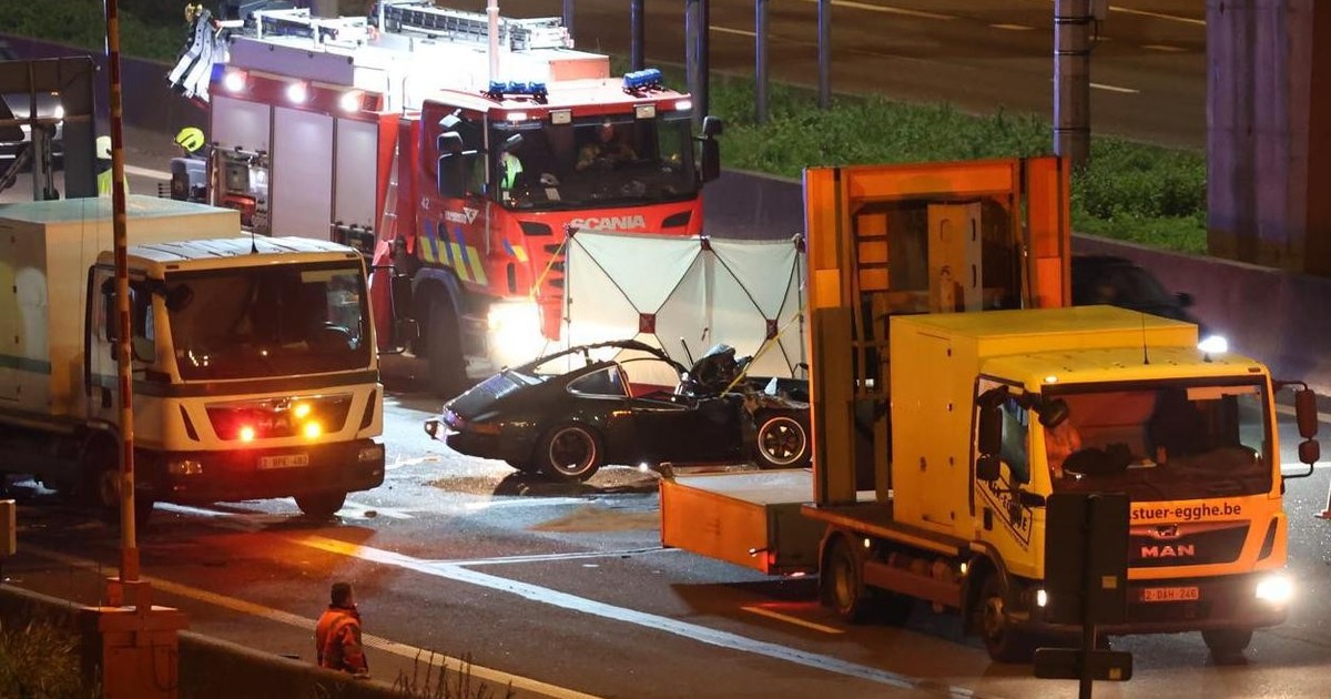 Mașină distrusă în accident