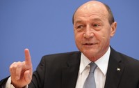 Președintele român Traian Băsescu vorbește în fața presei la o conferință de presă