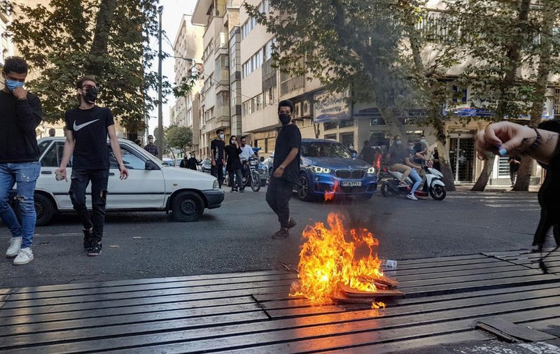 Elevi ridicați din bănci de forțele de securitate iraniene, într-o încercare a regimului de a opri protestele