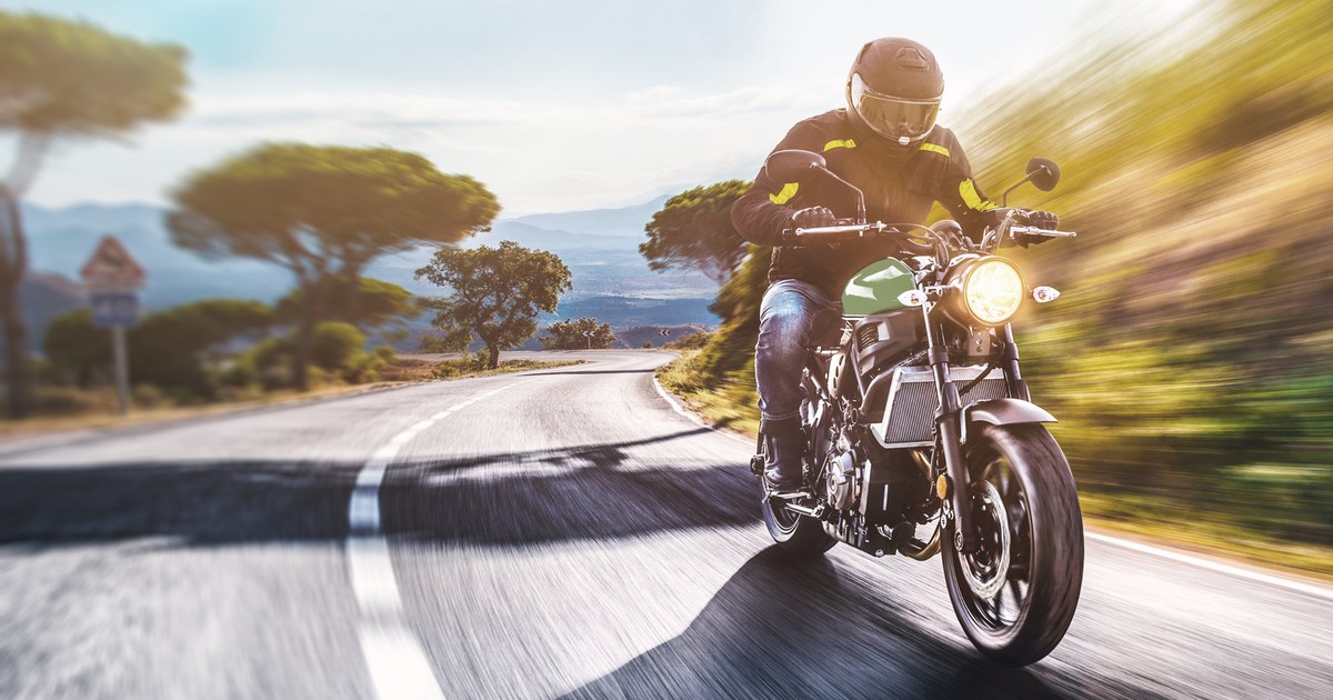 Cum iti alegi bicicleta potrivita- Un barbat pe motocicleta