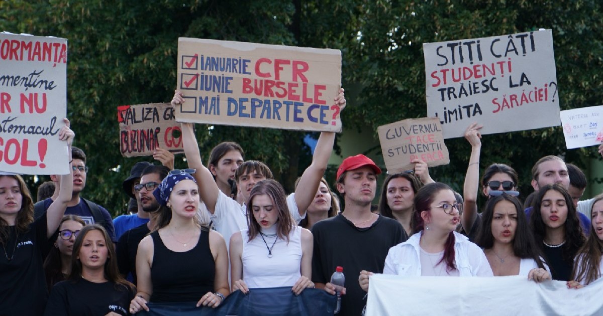Mai mulți studenți cu pancarte în mâini protesteză la Vama Nădlac împotriva tăierii burselor - 19 august 2025