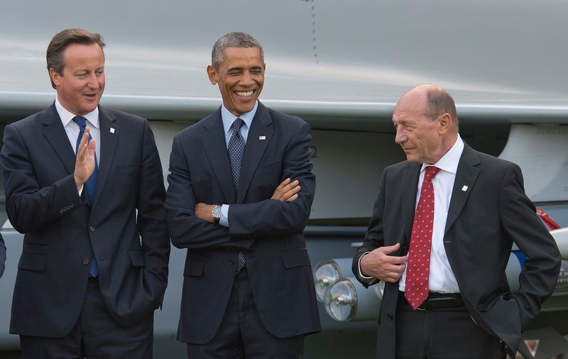 Fotografia de care râde TOATĂ EUROPA! Vezi ce greşeală vestimentară a FĂCUT Traian Băsescu la întâlnirea cu Obama! | FOTO