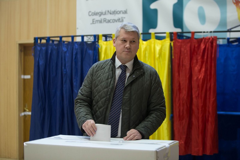 Cătălin Predoiu, actualul ministru al justiției din partea PNL, introducând buletinul de vot în urnă, cu ocazia unor alegeri. FOTO: HEPTA