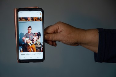 Fotografiile sunt o consolare pentru Filomeea. Aici, gemenii stau în braţele tatălui