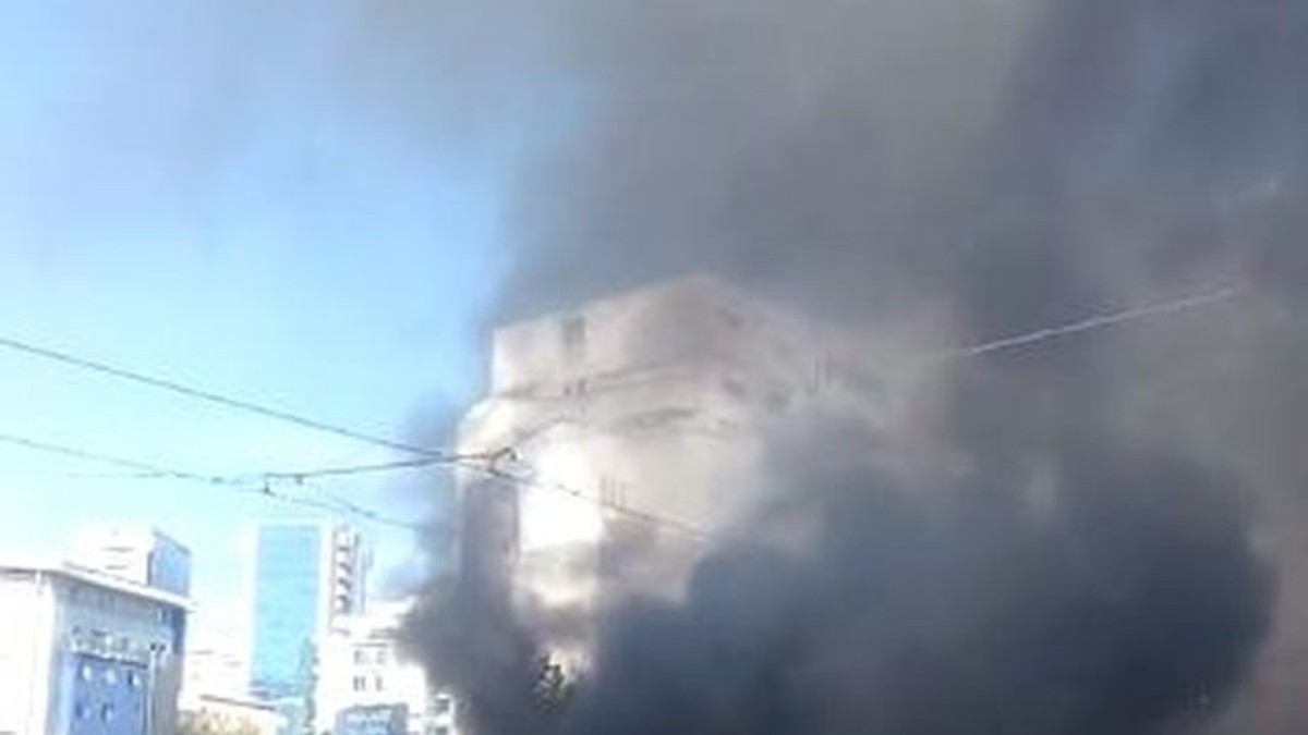 Incendiu pe strada Buzești, în apropierea Palatului Victoria. A luat foc o rulotă în care se prepara mâncare / VIDEO