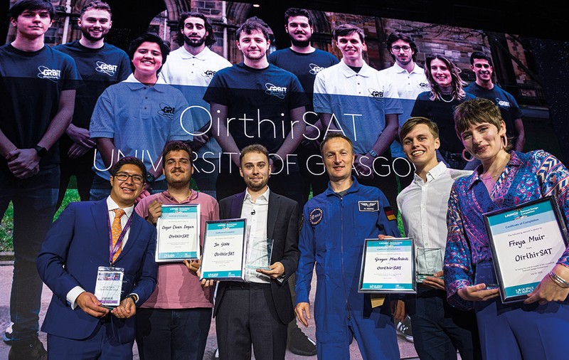 Zece studenți din Scoția au câștigat un premiu de 700.000 de euro cu care vor construi propriul satelit și îl vor trimite în spațiu