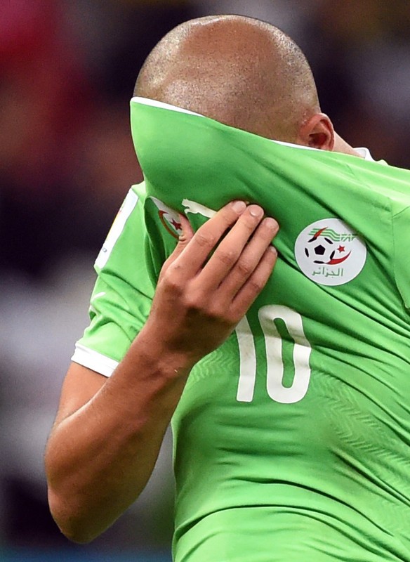 Algerianul Sofiane Feghouli a părăsit terenul în lacrimi FOTO: EPA