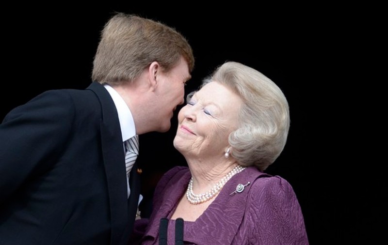 Din REGINĂ a ajuns PRINŢESĂ, dar cu zâmbetul pe buze! Iată principalele momente ale vieţii fostei conducătoare a Olandei, Beatrix! FOTO