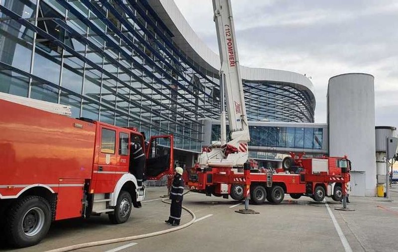 Incendiu pe aeroportul Otopeni. Sute de pasageri au fost evacuați