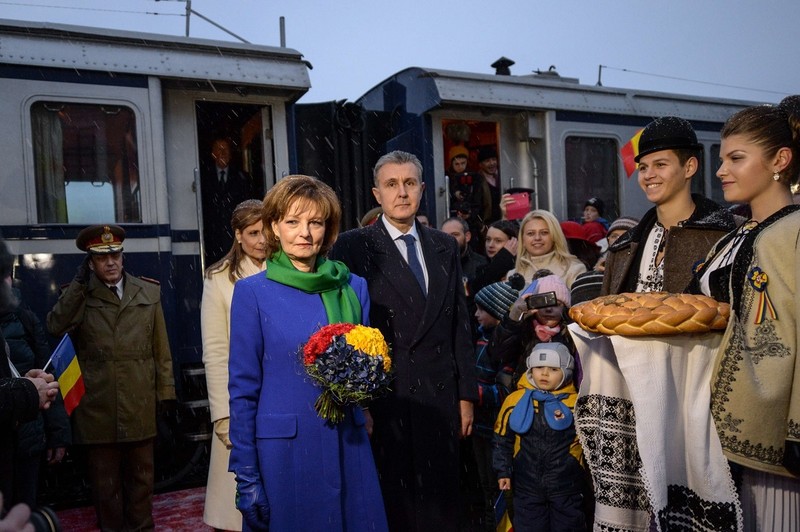 Membrii Familiei Regale au fost primiți cu pâine și sare. sursă foto: tribuna.ro
