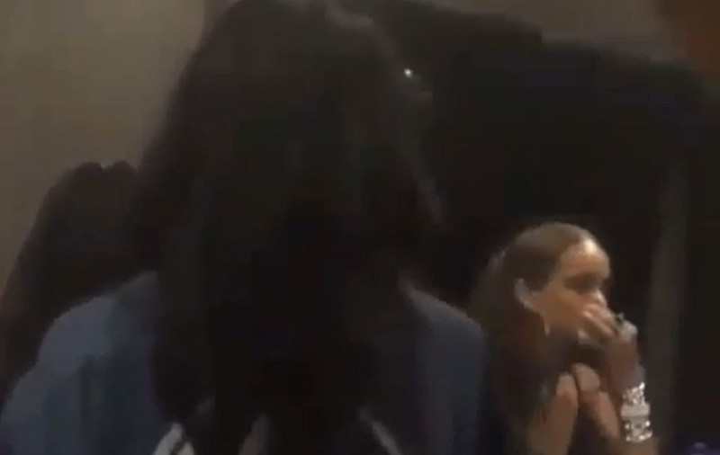 Rihanna, filmată în timp ce se droga? Cântăreaţa este furioasă! VIDEO