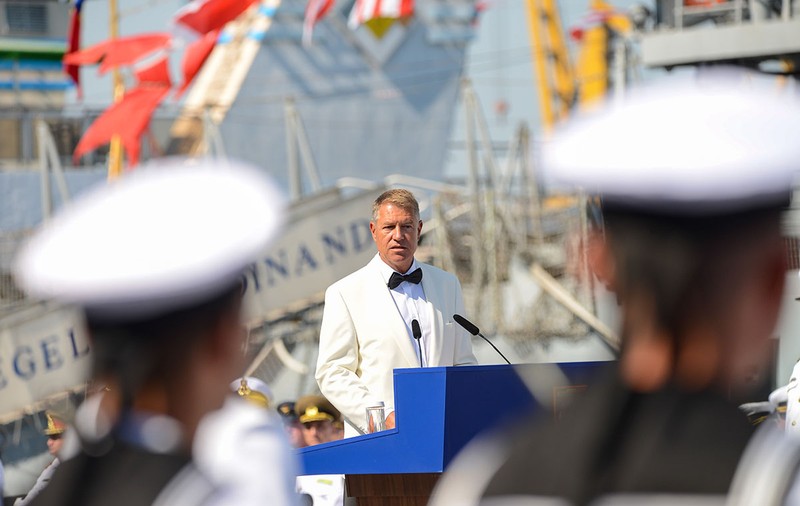 Klaus Iohannis, în smoking și cu papion, la Ziua Marinei, unde a făcut un nou apel pentru vaccinarea anti-COVID