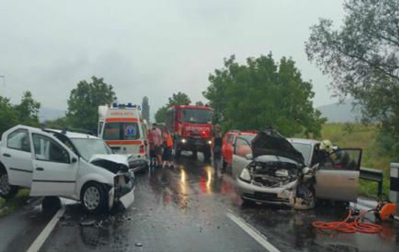 Accident pe DN 7, în Hunedoara, din cauza oboselii. Din cei cinci răniți, doi sunt minori