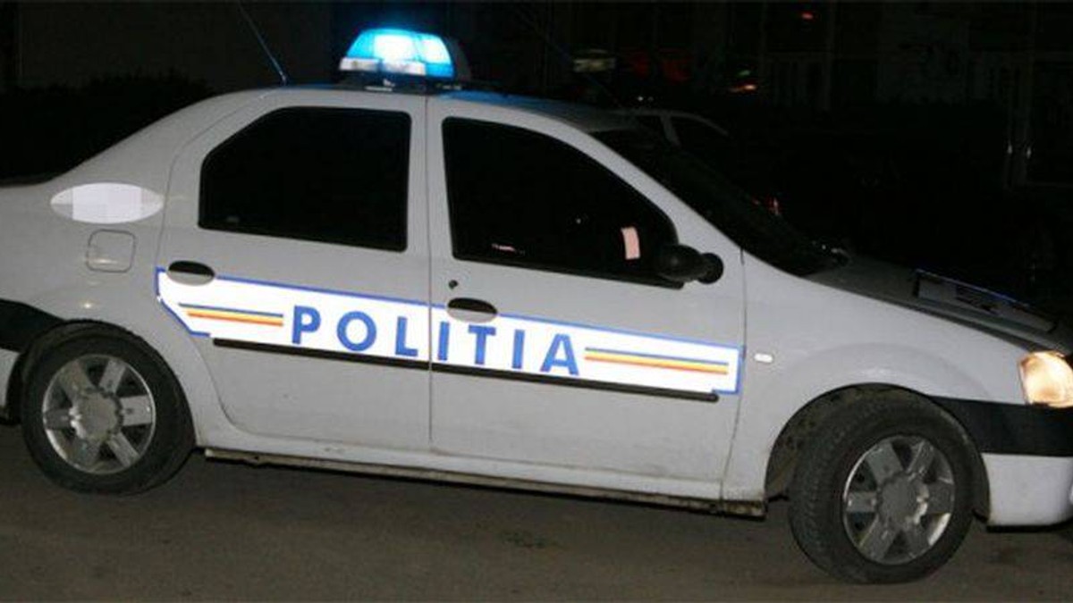 Doi polițiști au fost răniți după ce un șofer a lovit o mașină de Poliție stationata