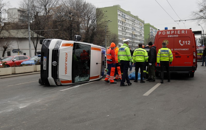 O ambulanță care transporta un pacient s-a răsturnat în centrul Bucureștiului după ce a fost lovită