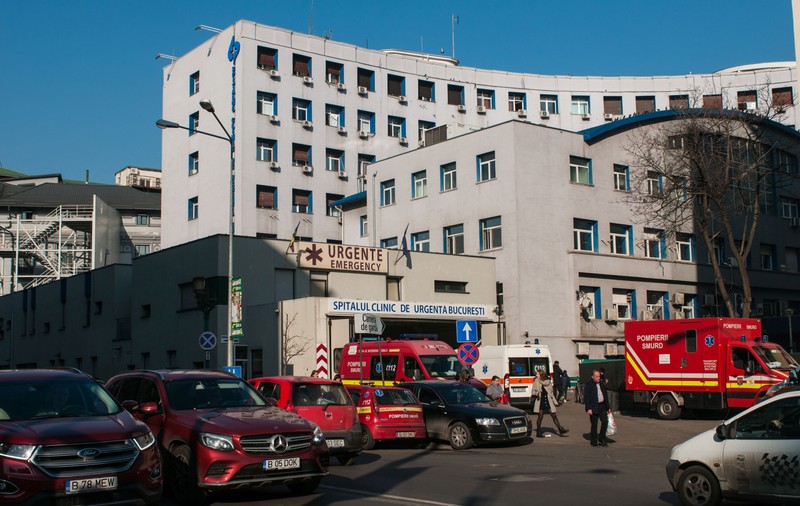 Incident șocant la spitalul Floreasca. O femeie de 66 de ani a luat foc pe masa de operații. „Pacienta fumega” și „focul a fost stins cu o găleată cu apă”