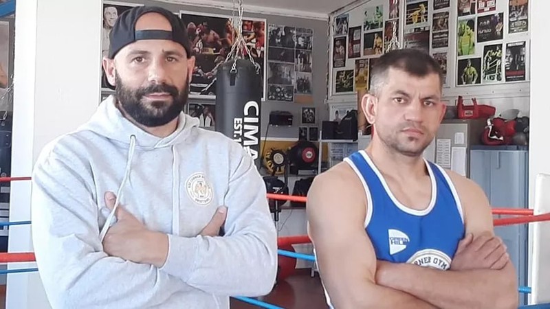 Antrenorul Marcello Loi (stânga) și Sorin Claudiu Lăcătușu. | Foto La Nuova Sardegna
