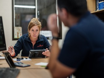 Alexandra Scarlat, farm superviser, și managerul fermei, Radu Țăndărescu, calculează plățile pentru salariile muncitorilor sezonieri. Cobham, Kent, UK, septembrie 2021