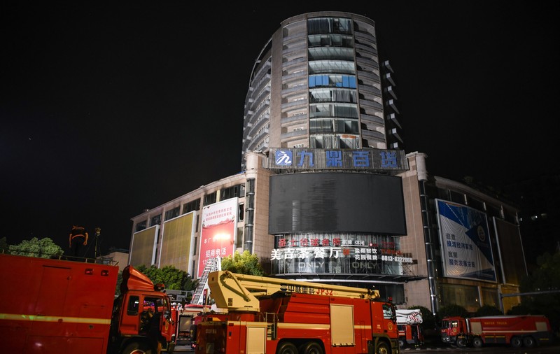Incendiu puternic într-un centru comercial din China. Cel puțin 16 persoane au murit
