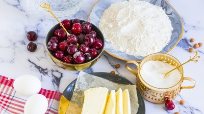 blat bucatarie, ingrediente prajitura, cirese, unt, oua, faina, zahar