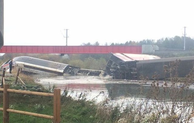 O nouă tragedie în Franţa. Zece morţi, după ce un tren a deraiat şi a luat foc 