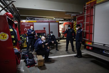 Pompierii discută în garaj, unde sunt autospecialele. Foto: Vlad Chirea