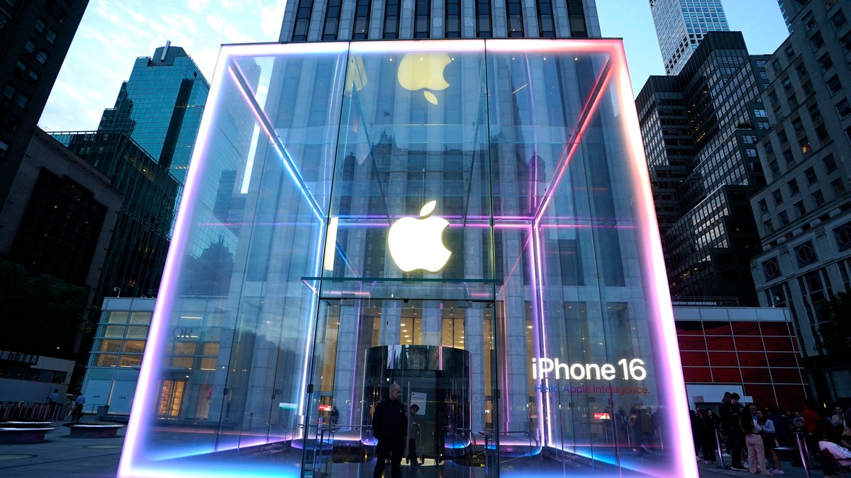 Intrarea din sticlă a unui magazin Apple din SUA, în timpul lansării iPhone 16.