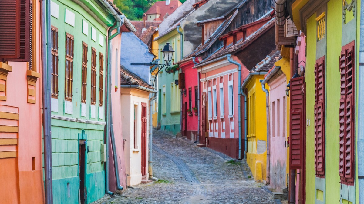 O stradă cu case colorate din Sighișoara
