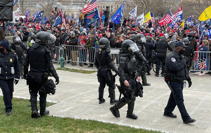 Un polițist care a apărat Capitoliul la asaltul susținătorilor lui Trump s-a sinucis. Ar fi fost amenințat după mărturia în procesul violențelor