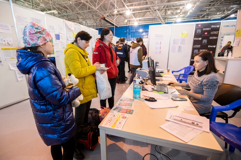Refugiați ucraineni la centrul MoldExpo din Chișinău. Potrivit datelor UNHCR, în jur de 400.000 de ucraineni au intrat în Republica Moldova de când Rusia a invadat Ucraina | Foto: EPA