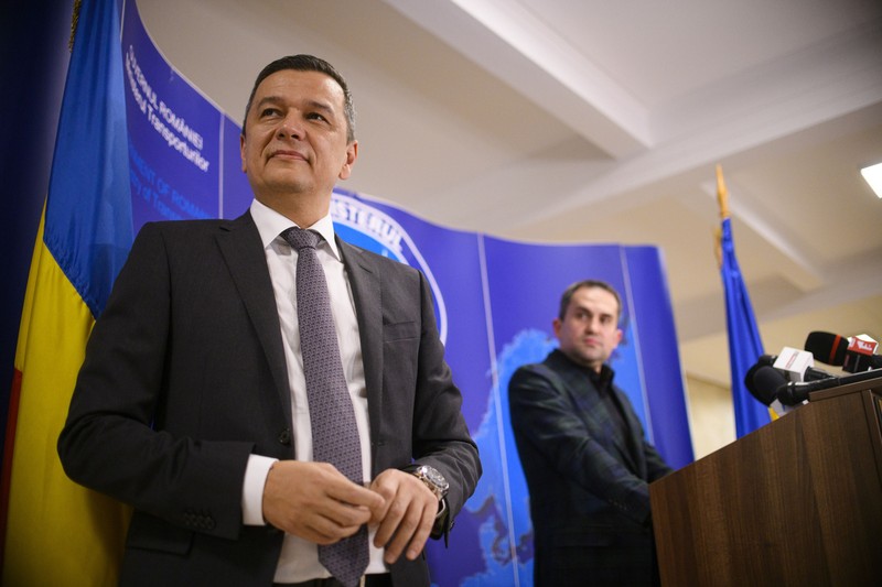 Ciprian- Constantin Serban (D), noul ministru al Trasnporturilor si Infrastructurii si Sorin Grindeanu participa la o conferinta de presa cu ocazia ceremoniei de predare - primire a mandatului la sediul institutiei, in Bucuresti, marti, 24 iunie 2025. ALEXANDRU DOBRE / MEDIAFAX FOTO.