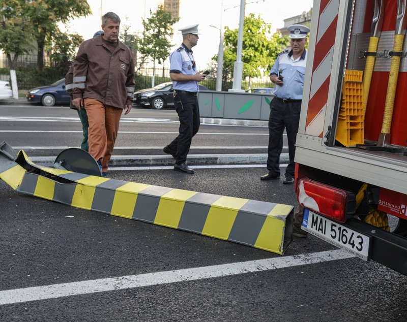 Limitatorul de înălțime de la intrarea în Pasajul Unirii, distrus de un TIR la câteva zile după redeschiderea pasajului