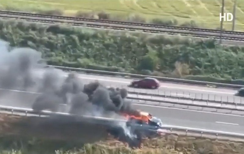 O mașină a ars ca o torță pe Autostrada Soarelui, pe sensul spre București