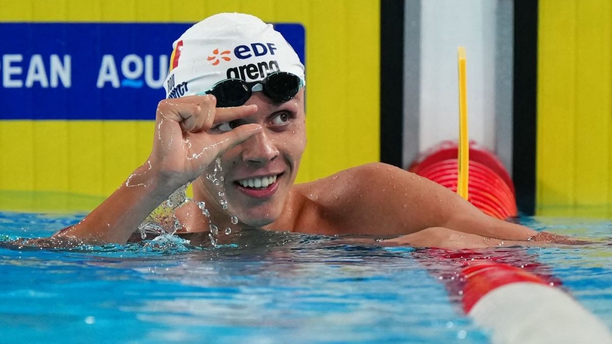 David Popovici face un semn cu mâna, arătând cât de mică a fost diferența dintre el și cel de-al doilea clasat în finala probei de 100 de metri de la CAmpionatul European de la Paris, 12 august 2026