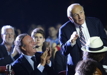Julio Iglesias (stânga) și Doug Morris, la festivitatea de la Berklee College of Music, din 2015