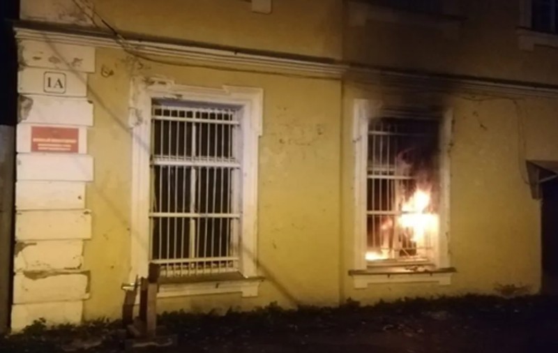 Mai multe birouri de înrolare din Rusia au fost incendiate cu cocktailuri Molotov
