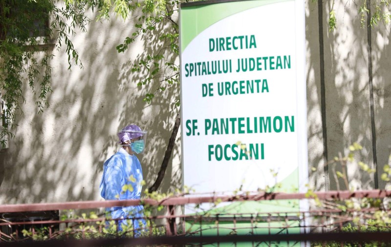 Constantin Mândrilă, suspendat din funcţia de manager al Spitalului de Urgenţă Focşani. El este internat în spital de o lună: Mă țin internat cu forța