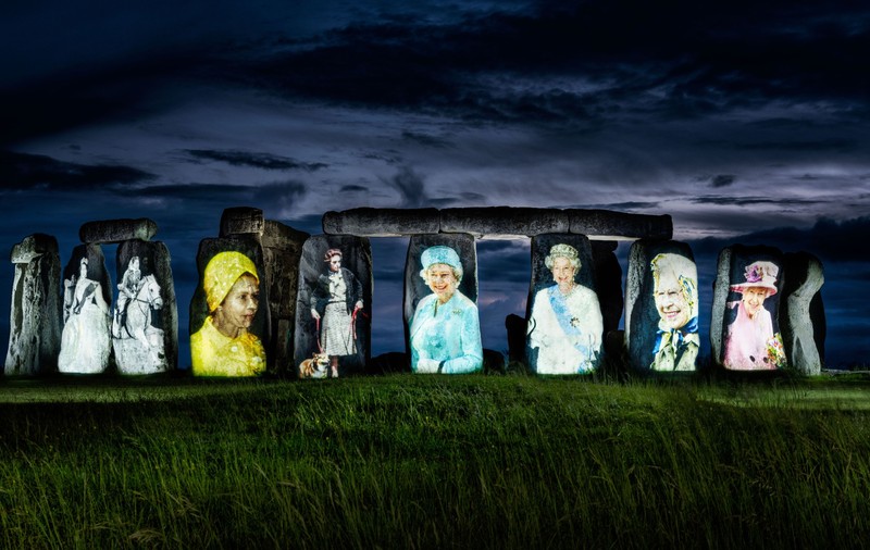 Fotografii cu regina Elisabeta a II-a a Marii Britanii, proiectate pe Stonehenge