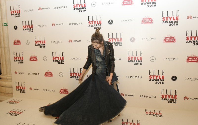 ELLE Style Awards 2016. Laura Cosoi ”faultată” de soțul ei pe covorul roșu. “M-a călcat pe trenă!”/VIDEO EXCLUSIV