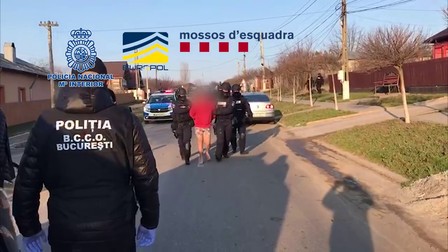 Proxeneți ridicați din casele lor, în România. Foto:Mossos d'Esquadra. Generalitat de Catalunya