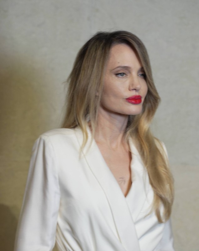 Imaginile cu Angelina Jolie în China care s-au viralizat pe internet: „Nu seamănă cu ea”. Fanii speculează că actrița și-a făcut operații estetice
