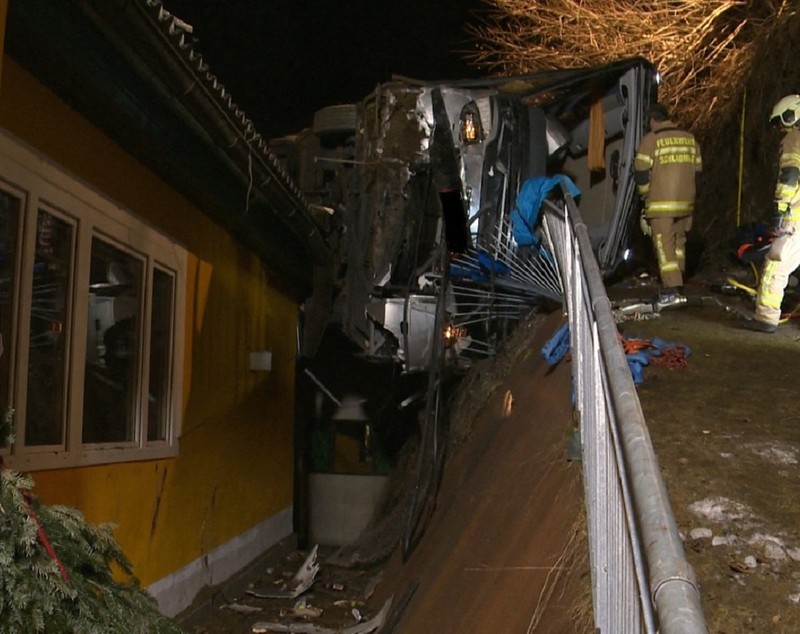 Mirele a murit chiar înainte de nuntă, în timp ce se ducea la petrecerea burlacilor, cu autocarul, într-o stațiune de schi din Austria