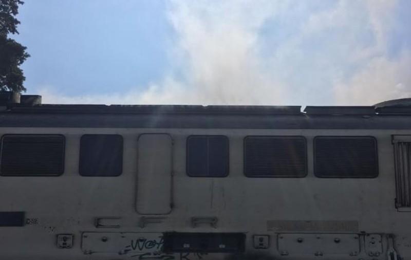 Locomotiva unui tren a luat foc în mers, în județul Vâlcea. În garnitură se aflau 20 de călători